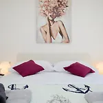 Barbara\'S Garden Apartment