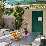 Barbara\'S Garden Apartment